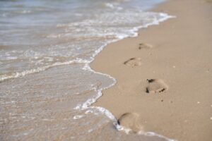 waves on footprints on beach - how to change