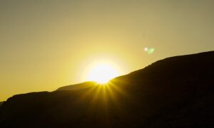 sun_setting_over_the_mountain-refocus on God